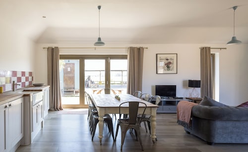 Stylish cottage, countryside views, wood burning hot tub, 20 mins to Cambridge