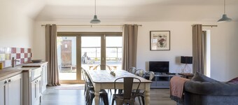 Stylish cottage, countryside views, wood burning hot tub, 20 mins to Cambridge