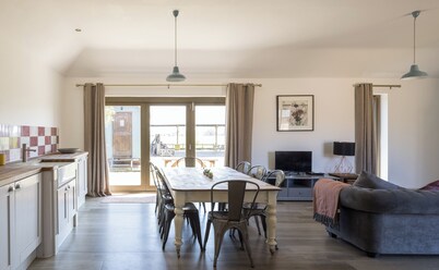 Stylish cottage, countryside views, wood burning hot tub, 20 mins to Cambridge