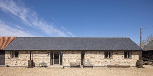 Stylish cottage, courtyard view, wood burning hot tub, 20 mins to Cambridge