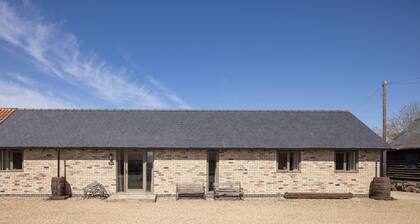 Stylish cottage, courtyard view, wood burning hot tub, 20 mins to Cambridge