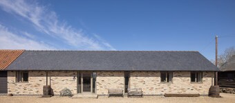 Stylish cottage, courtyard view, wood burning hot tub, 20 mins to Cambridge