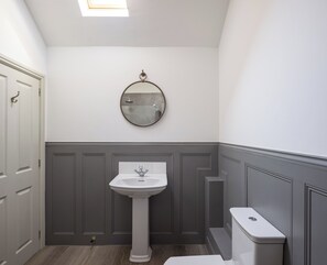 Douche, séchoir à cheveux, serviettes fournies