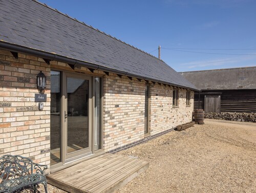 Stylish cottage, courtyard view, wood burning hot tub, 20 mins to Cambridge
