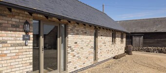 Stylish cottage, courtyard view, wood burning hot tub, 20 mins to Cambridge