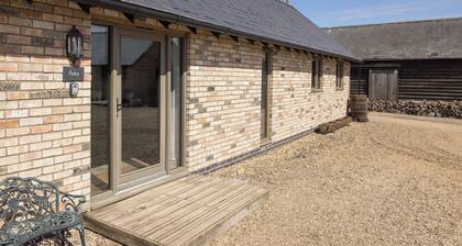 Stylish cottage, courtyard view, wood burning hot tub, 20 mins to Cambridge