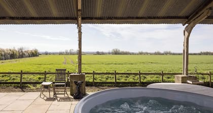 Stylish cottages, countryside views, wood burning hot tubs, 20 mins to Cambridge