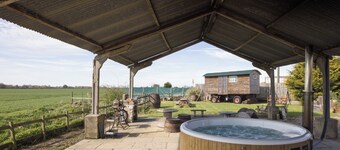 Stylish cottages, countryside views, wood burning hot tubs, 20 mins to Cambridge