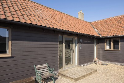 Stylish cottage, courtyard views, countryside location, 20 mins to Cambridge