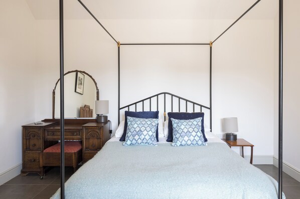 2 bedrooms, iron/ironing board, travel cot, WiFi