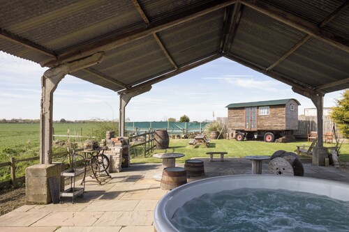 Stylish cottages, countryside location, scandi hot tub, 20 mins to Cambridge