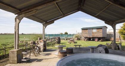 Stylish cottages, countryside location, scandi hot tub, 20 mins to Cambridge