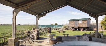 Stylish cottages, countryside location, scandi hot tub, 20 mins to Cambridge