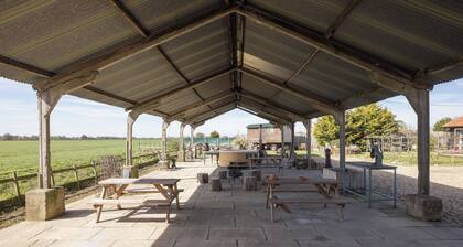 Stylish cottages, countryside location, scandi hot tub, 20 mins to Cambridge