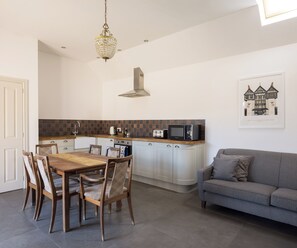 Dining - Stylish cottages, countryside location, scandi hot tub, 20 mins to Cambridge (Royston)