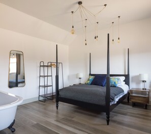 6 bedrooms, iron/ironing board, travel crib, WiFi - Stylish cottages, countryside location, scandi hot tub, 20 mins to Cambridge (Royston)