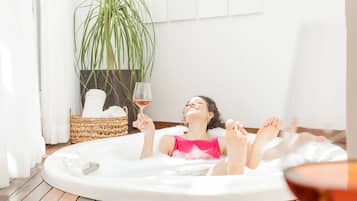 Suite deluxe com banheira | 1 ๊ฐ์ ์นจ์ค, ๊ณ ๊ธ ์นจ๊ตฌ, ๋ฏธ๋๋ฐ, ๋ฌด๋ฃ WiFi