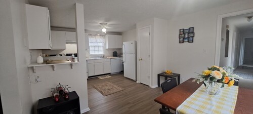 3-bedroom single family home near downtown Montgomery with WiFi, Heat, & AC.