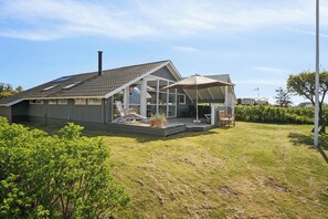 Exterior - Cozy summer house in Føns with sea view (Nørre Aaby)