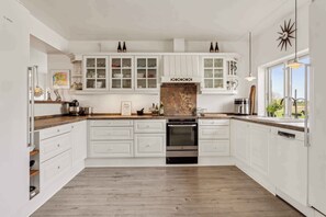 Een koelkast, een oven, een kookplaat, een vaatwasser