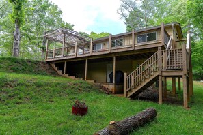 Exterior - Charming 3BR Cabin w/ All the Comforts – WiFi & AC in Beautiful Gainesville (Gainesville)