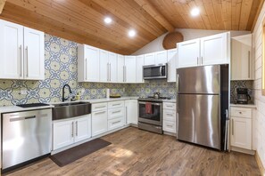 Microwave, oven, stovetop, dishwasher - Charming 3BR Cabin w/ All the Comforts – WiFi & AC in Beautiful Gainesville (Gainesville)