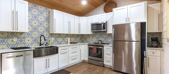 Charming 3BR Cabin w/ All the Comforts – WiFi & AC in Beautiful Gainesville