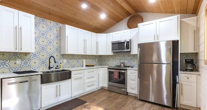 Charming 3BR Cabin w/ All the Comforts – WiFi & AC in Beautiful Gainesville