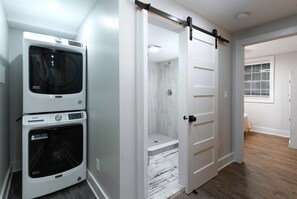 Interior - Charming 3BR Cabin w/ All the Comforts – WiFi & AC in Beautiful Gainesville (Gainesville)