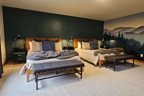 2 dormitorios, escritorio, tabla de planchar con plancha y cuna de viaje