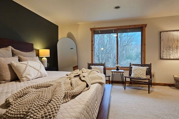 5 bedrooms, desk, iron/ironing board, WiFi