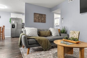 TV - Cozy Morehead City Retreat – 5 Min to Beach (Morehead City)