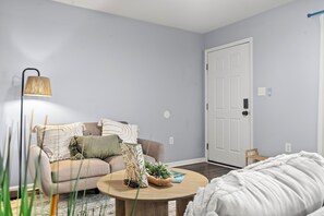 TV - Cozy Morehead City Retreat – 5 Min to Beach (Morehead City)