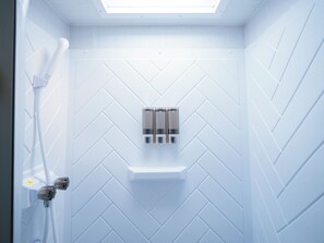 Een douche, een haardroger, handdoeken, zeep