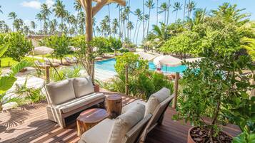 2 bars/lounges
