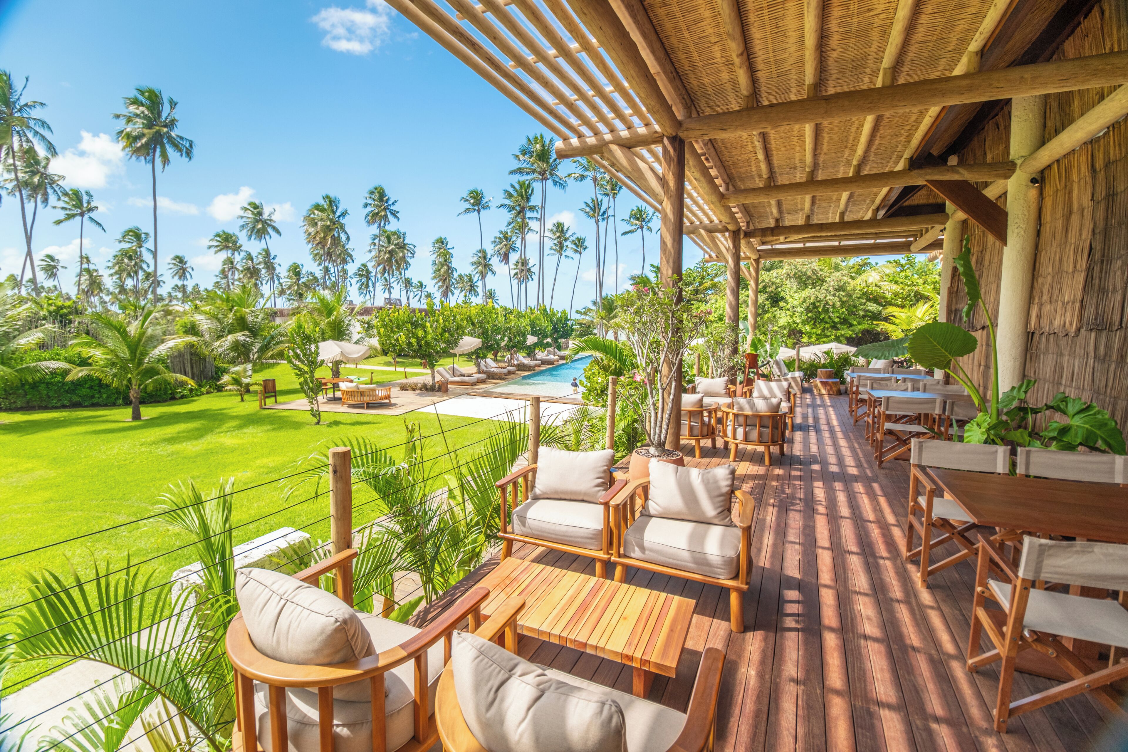 2 bars/lounges