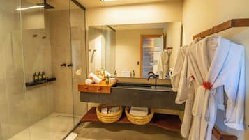 Apartamento Jardim | Banheiro | Produtos de toalete grátis, secador de cabelo, toalhas de banho