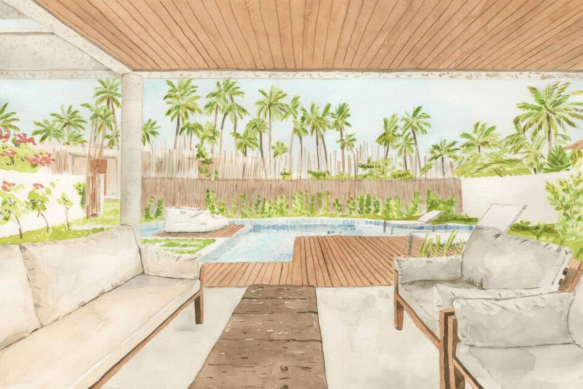 Un área junto a la piscina con suelo de madera, un sofá y una silla.