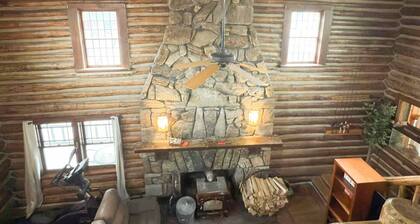 Charming 2-bedroom cabin in welcoming Chestertown with Lake Views and WiFi