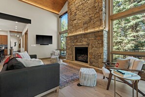 Smart-TV, Kamin, Tischtennisplatte, Bücher