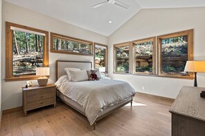 3 bedrooms, desk, free WiFi, bed sheets - A/C, Luxury Home, Gated Community, Peace & Privacy! (Durango)