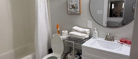 Séchoir à cheveux, serviettes fournies, savon, papier de toilette