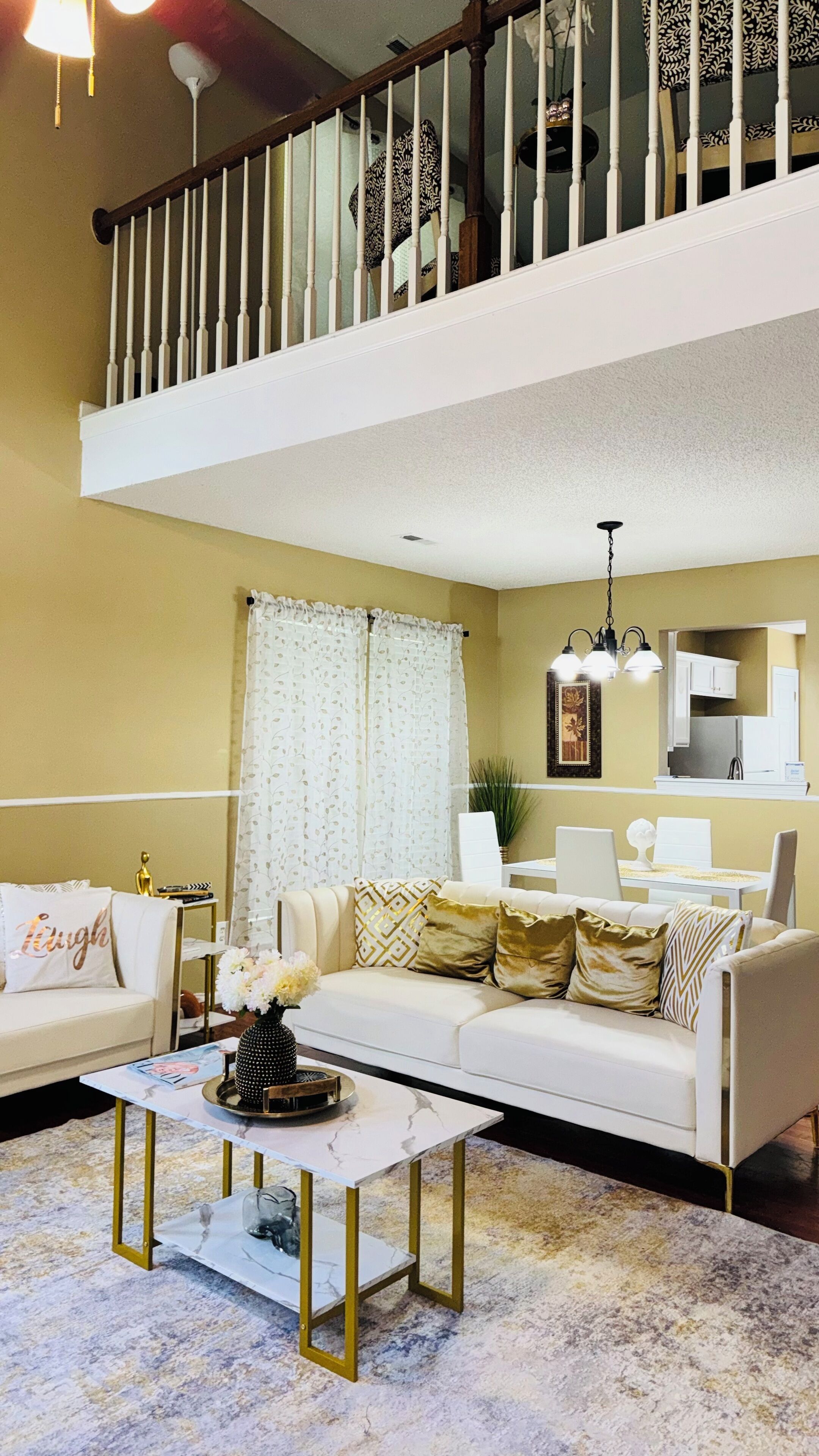 Een smart-tv, een open haard en boeken