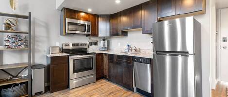 Réfrigérateur, lave-vaisselle, cafetière/bouilloire