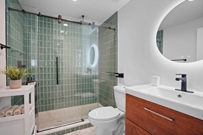 Haartrockner, Handtücher, Seife, Toilettenpapier