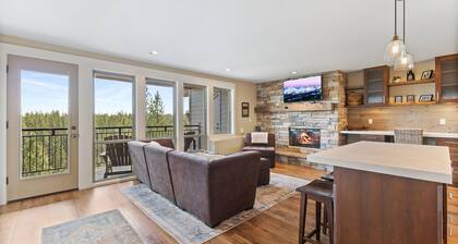 Beautiful Top Floor Condo, 7th Mountain Resort Bend! Great amenities!