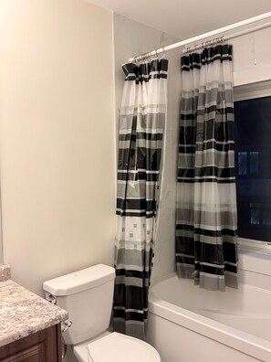 Secador de pelo, toallas, jabón y champú