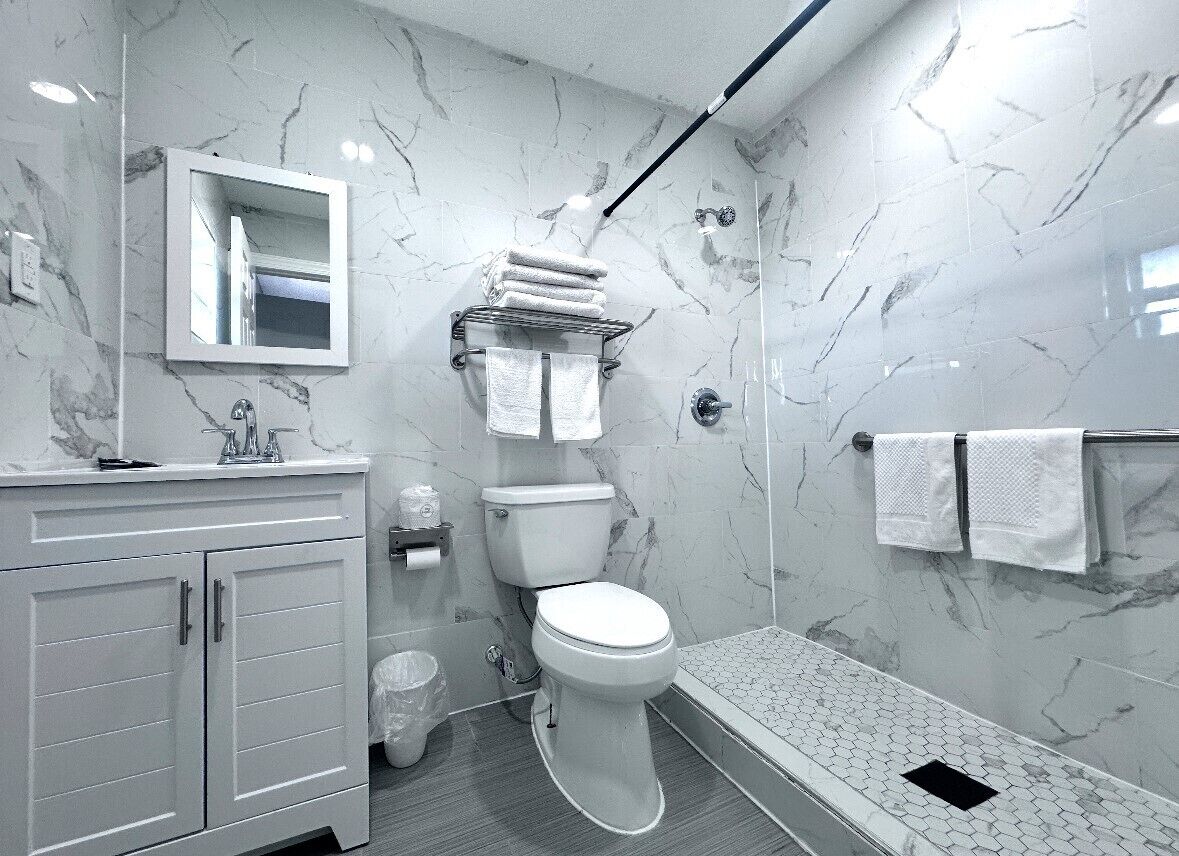 Quarto casal standard | Banheiro | Chuveiro, toalhas de banho, sabonete, shampoo