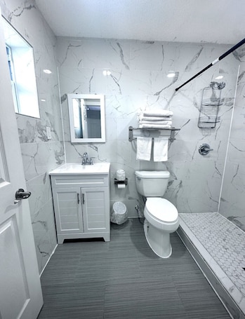 Chambre Double Standard | Salle de bain | Douche, serviettes fournies, savon, shampoing. Lemon Bay Motel