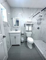 Ducha, toallas, jabón, shampoo